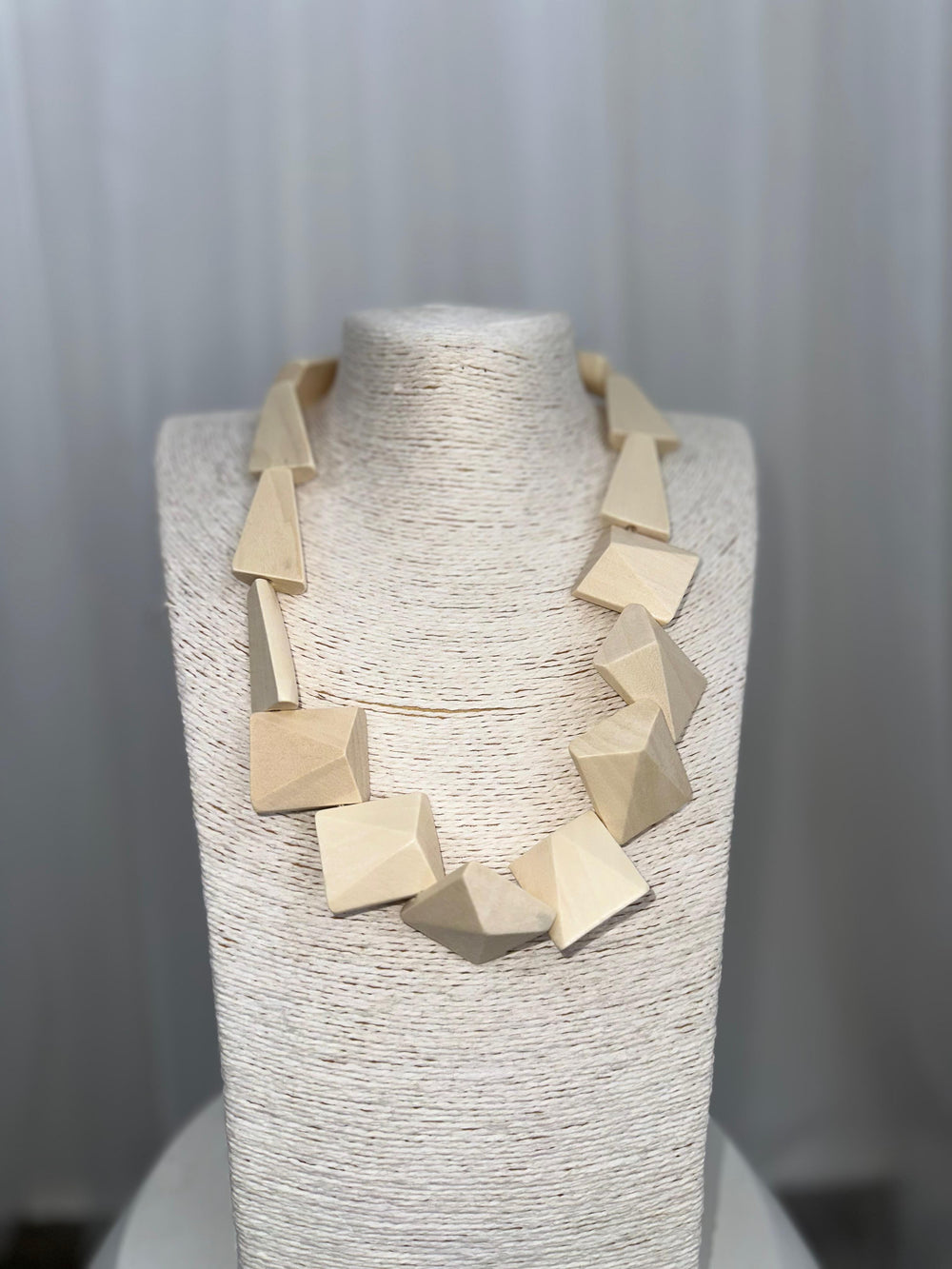 The Shard necklace In beige