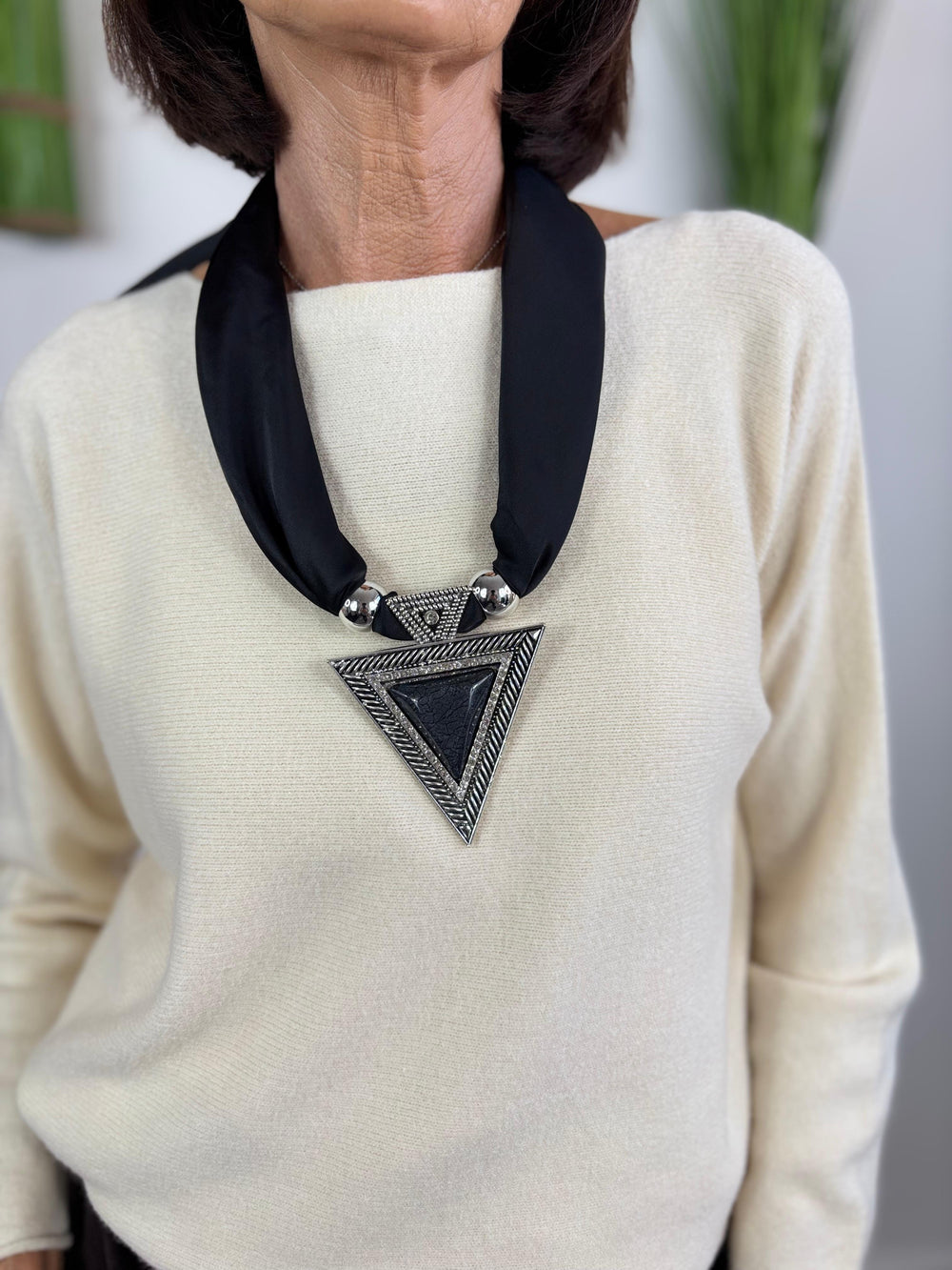 Manhattan Necklace in black