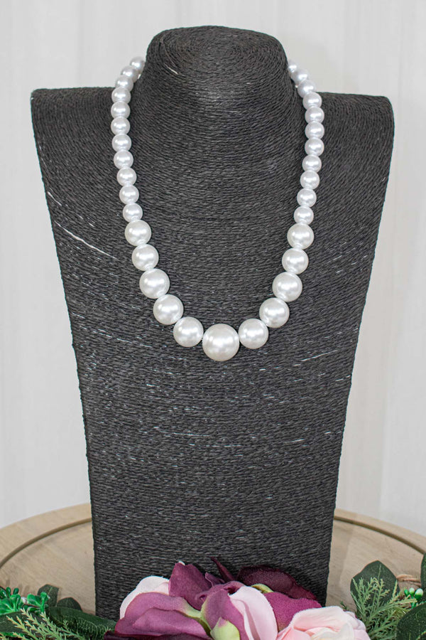 Round Pearl Necklace with Clasp in White