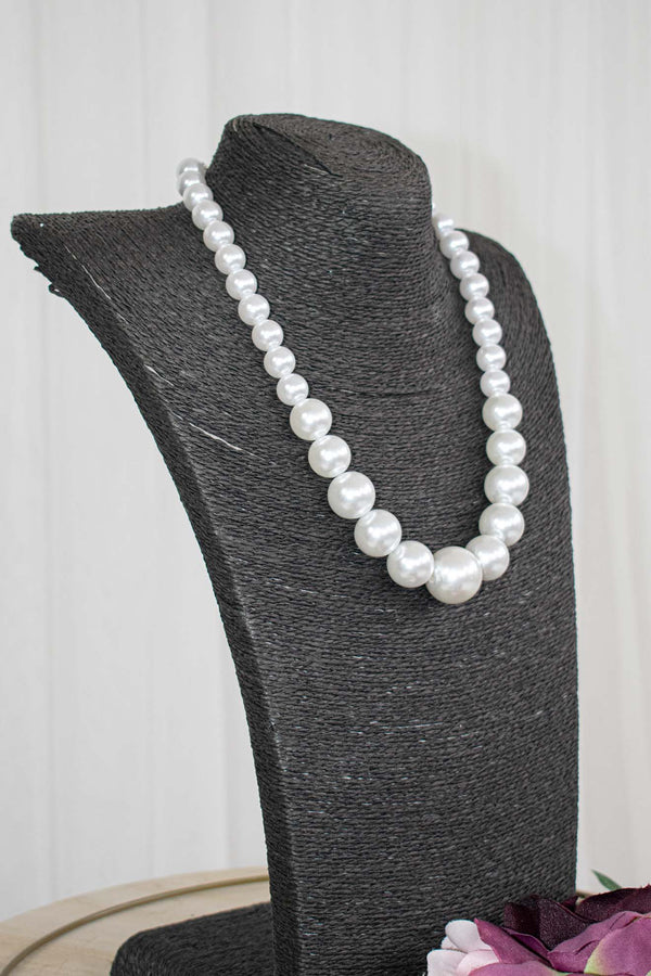 Round Pearl Necklace with Clasp in White