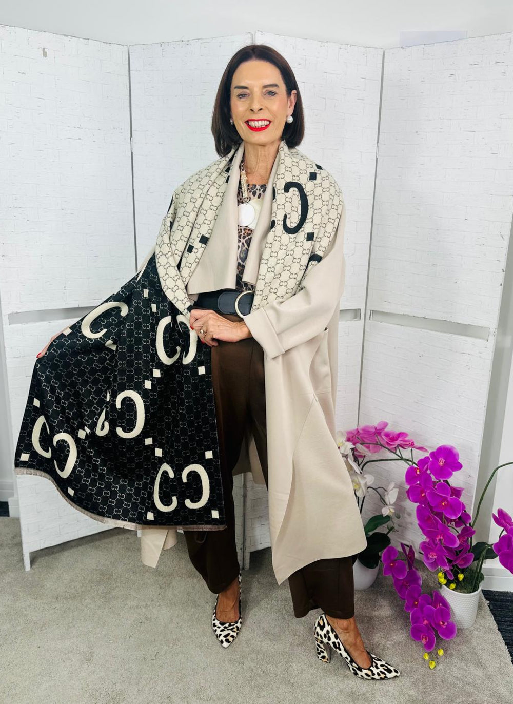 Winnifred reversible scarf in beige and Black