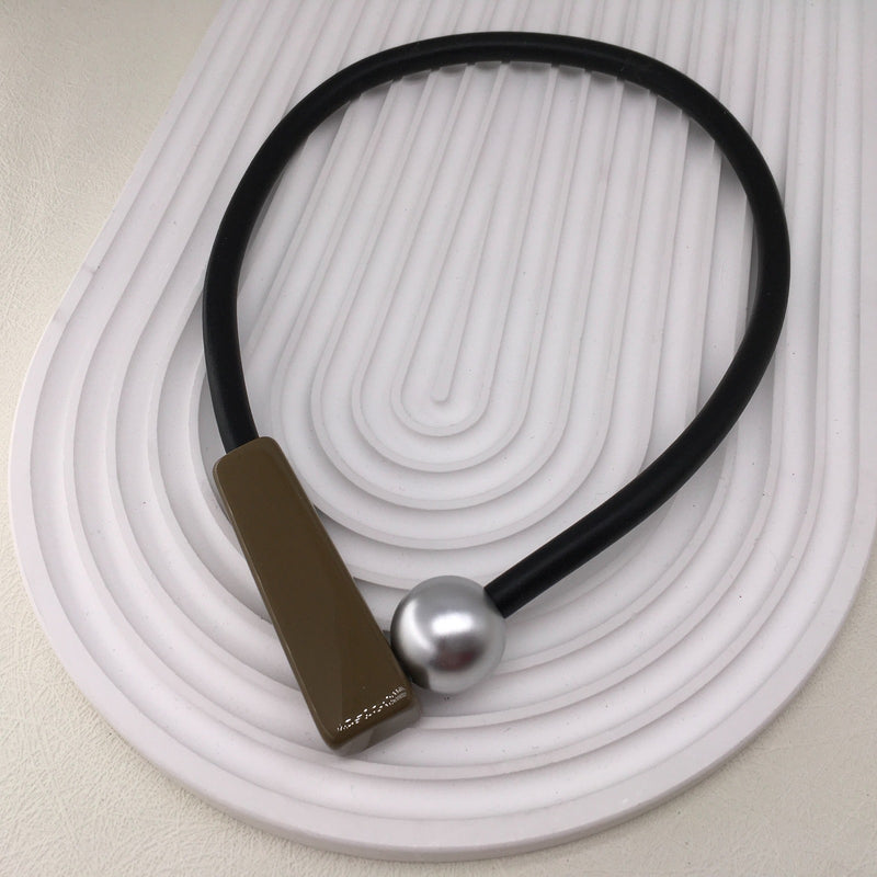 PEARL MAGNETIC FASTENING MOCHA RUBBER NECKLACE