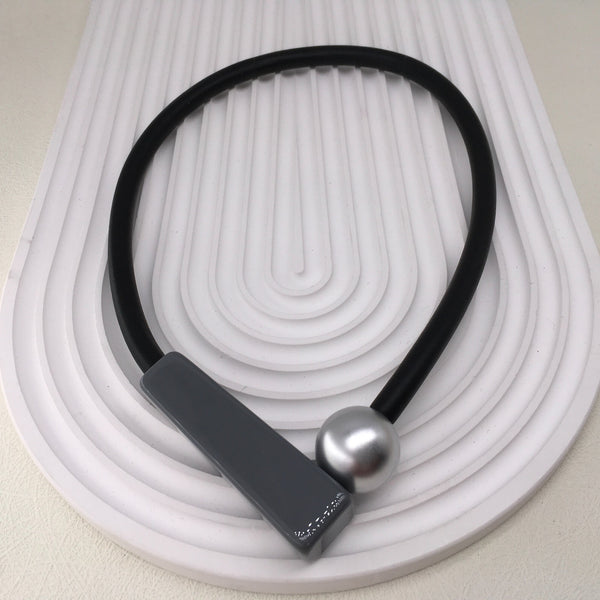 PEARL MAGNETIC FASTENING GREY RUBBER NECKLACE