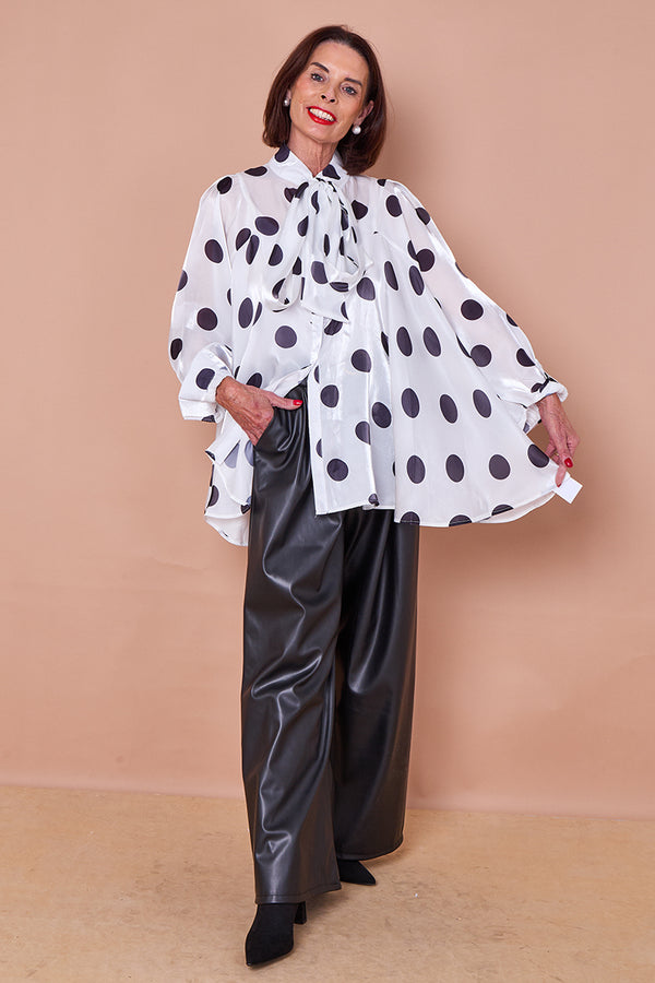 Lara shirt in white with black polka dots