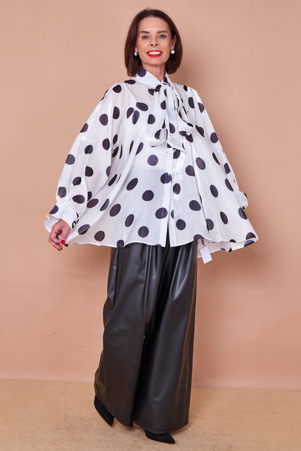 Lara shirt in white with black polka dots