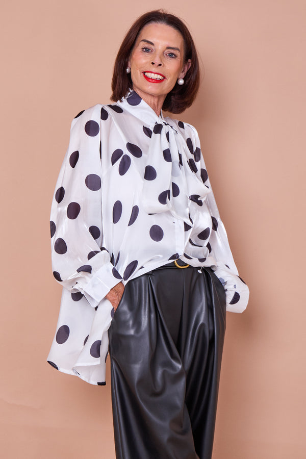 Lara shirt in white with black polka dots
