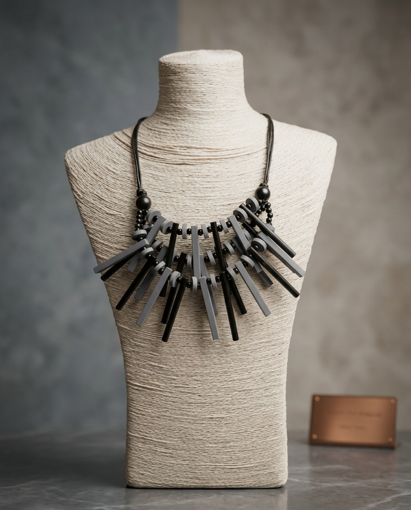 alisson necklace in black
