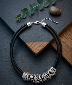 Lisbon necklace in black