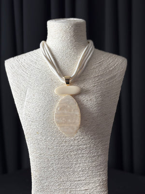 Anny Necklace in beige