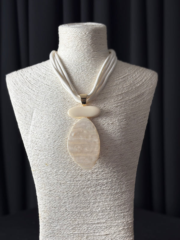 Anny Necklace in beige