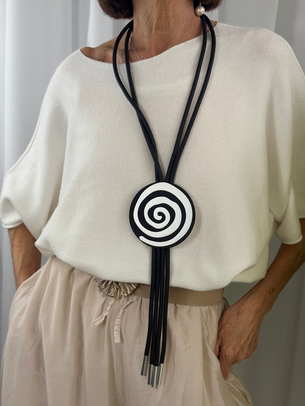 Swirl Necklace in black