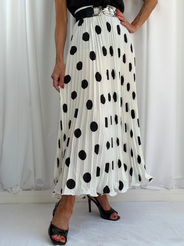 maliya pleated skirt in white with black spots