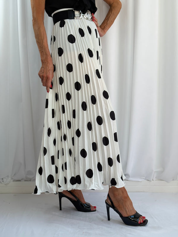 maliya pleated skirt in white with black spots