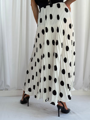 maliya pleated skirt in white with black spots