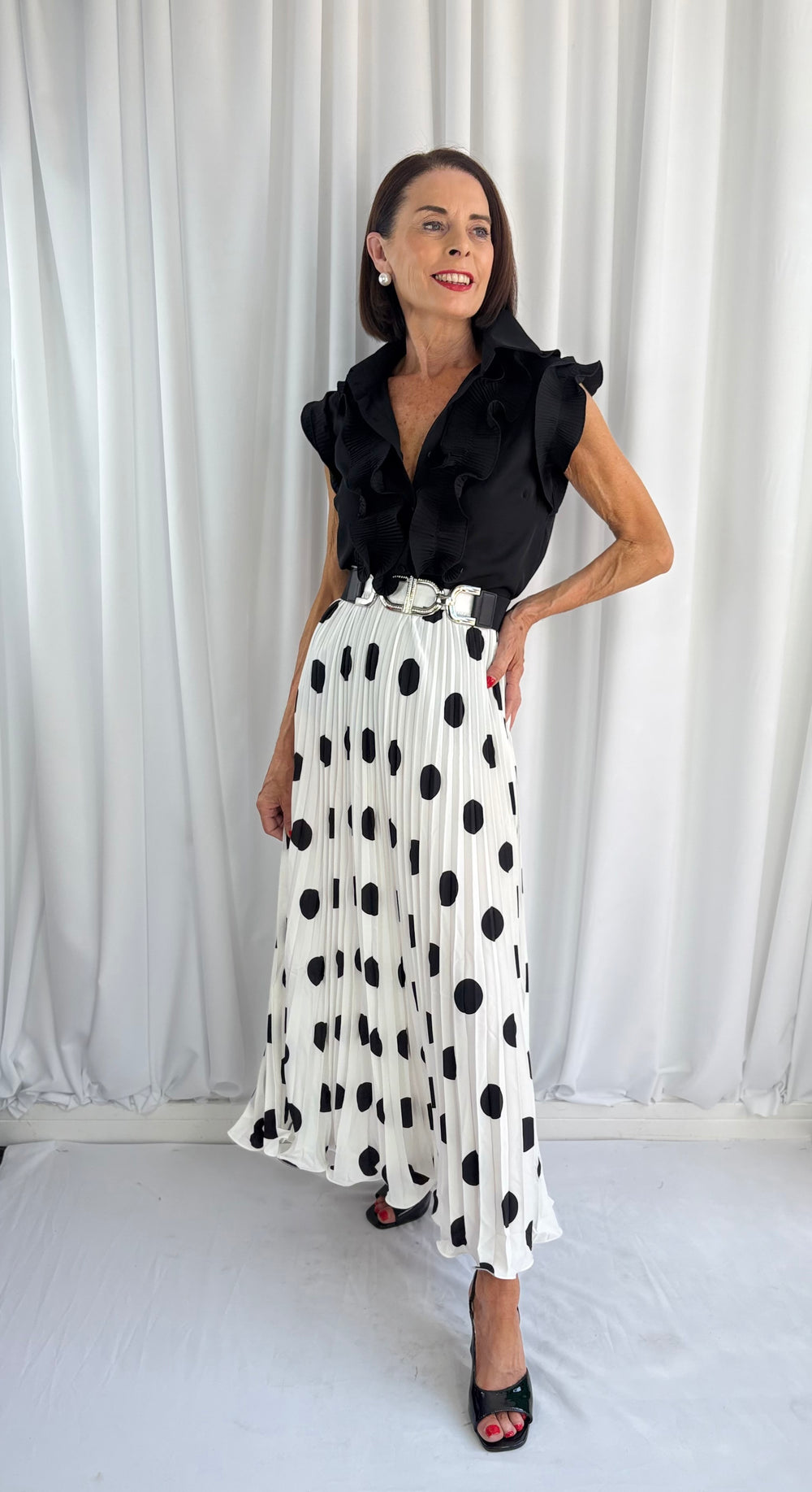 maliya pleated skirt in white with black spots