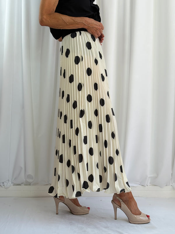maliya pleated skirt in beige with black spots