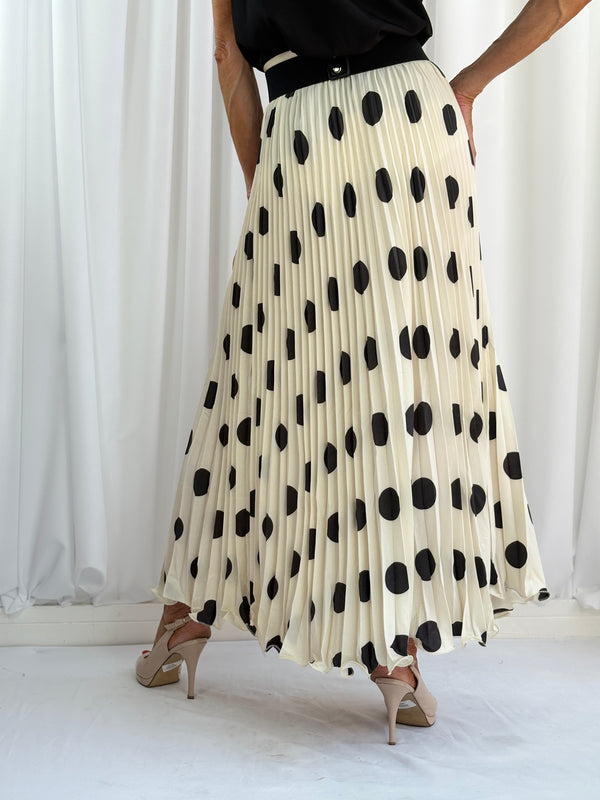 maliya pleated skirt in beige with black spots