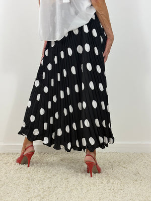 maliya pleated skirt in black with white spots