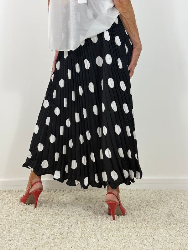 maliya pleated skirt in black with white spots