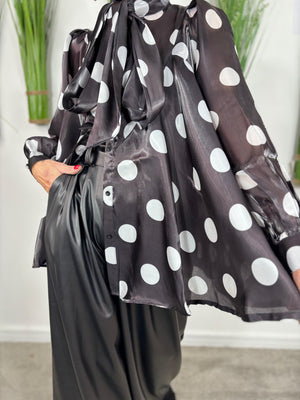 Lara shirt in black with white polka dots