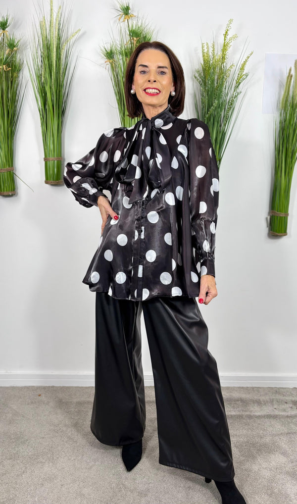 Lara shirt in black with white polka dots