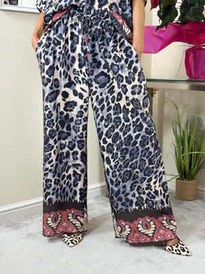 Nelly suit in silver and leopard