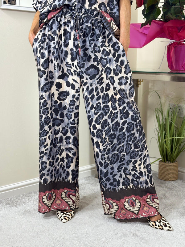 Nelly suit in silver and leopard