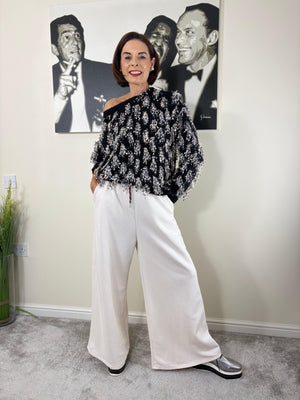 Luna knitwear in black and white