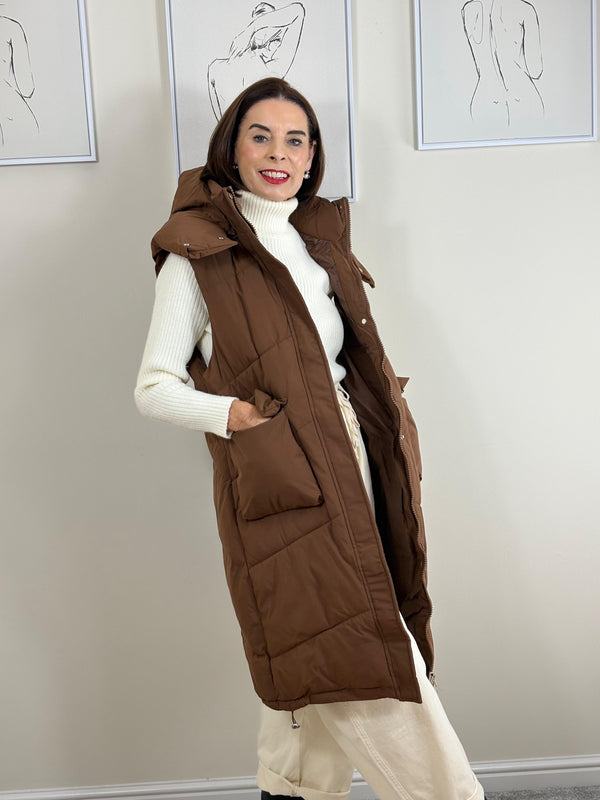Naya Hooded Puffer gilet in chocolate