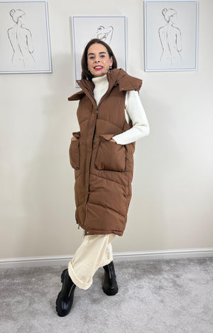 Naya Hooded Puffer gilet in chocolate