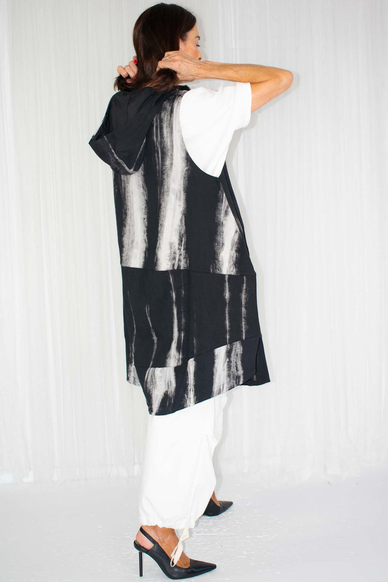 Taima Tie-Dye Sleeveless Jacket in Black With Beige