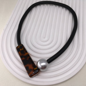 PEARL MAGNETIC FASTENING LEOPARD SHELL RUBBER NECKLACE