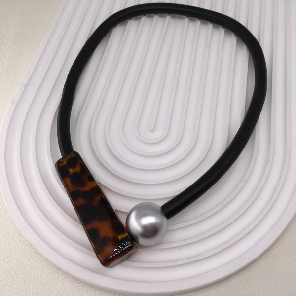 PEARL MAGNETIC FASTENING LEOPARD SHELL RUBBER NECKLACE