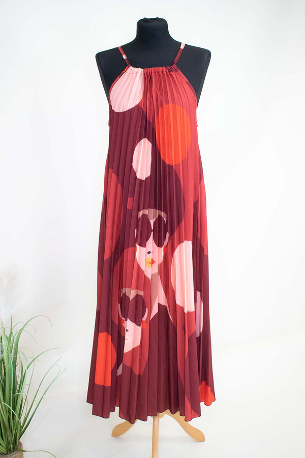 Senorita Pleated Dress in Maroon Portrait Print