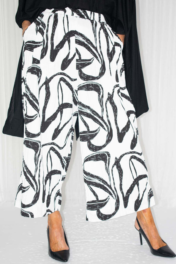 Preeya Pleat Swirl Print Trouser in Monochrome